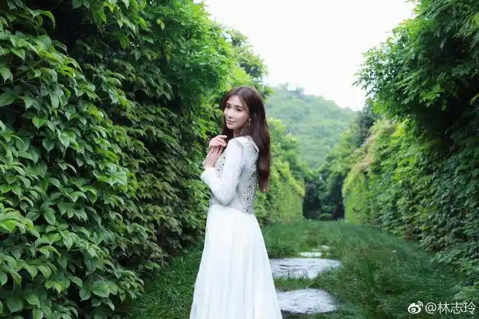 林志玲穿白裙漫步绿丛间裙角随舞动飞扬仙气满满