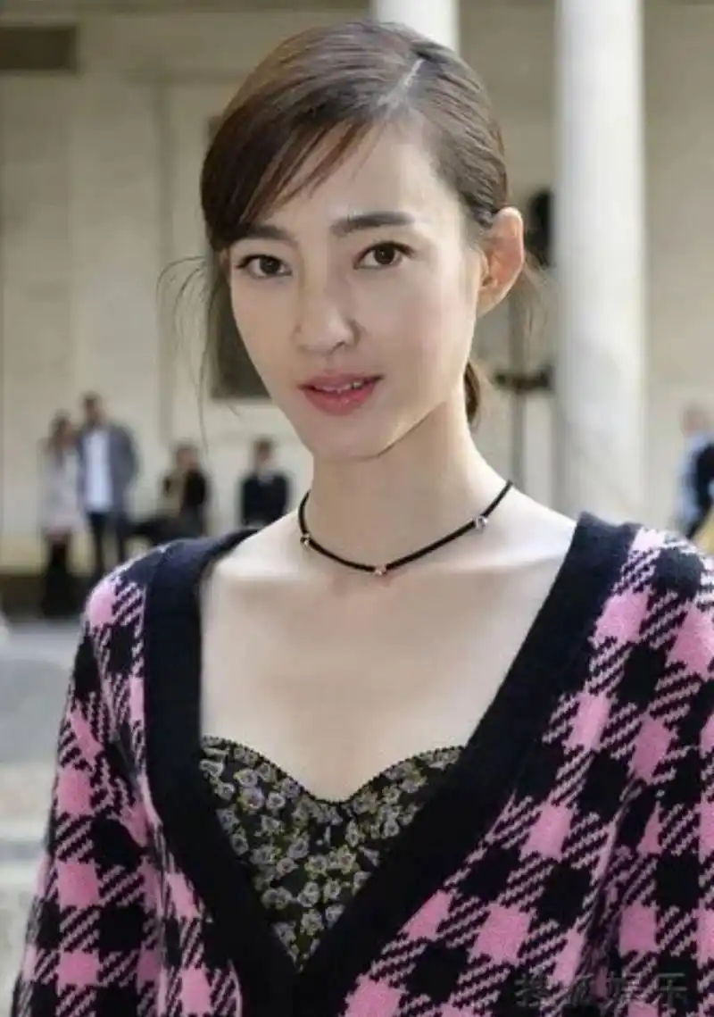 每天分享一个美女之王丽坤(九十) 中文名:王丽坤 外文名:claudia 别名