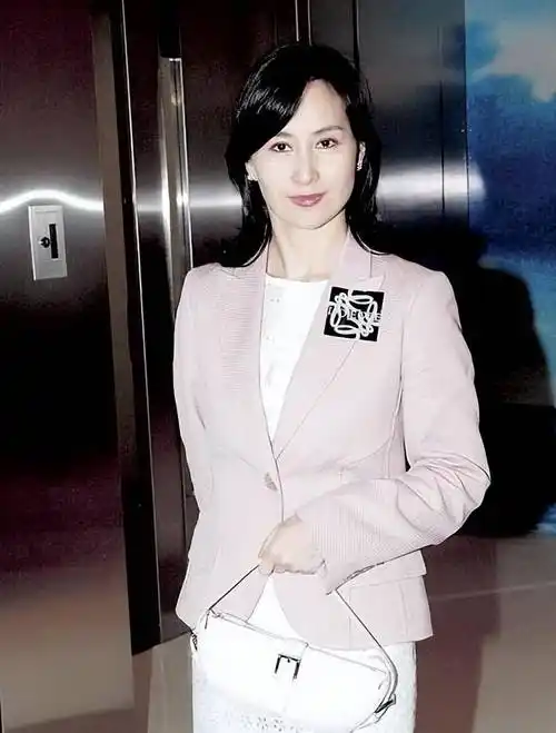 "赌王二房"蓝琼缨:年仅14征服赌王,后一手栽培才女何超琼?