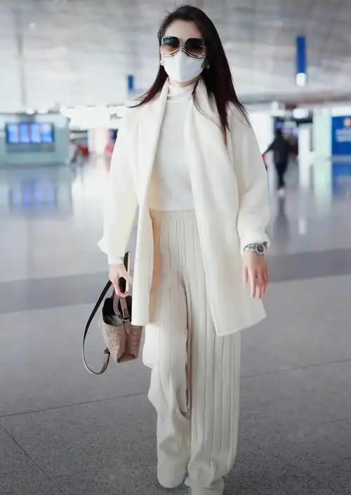 明星们的机场穿搭是比较有看点的,可以很直观地看出他们的衣品好坏