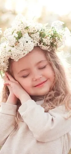 壁纸 逗人喜爱的小女孩,孩子,姿势,微笑,花环,强光 3840x2160 uhd 4k