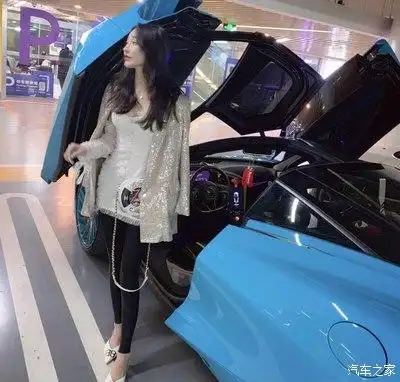 图 开迈凯伦的美女,一起欣赏美丽的豪车风采.