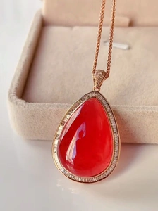 收藏级天然阿根廷冰种老矿红纹石吊坠,18k金高级t钻镶