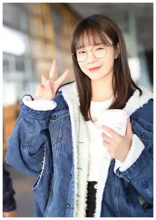 原创沈梦辰太潮了穿毛羔毛外套配短裤露美腿街头风帅气满分