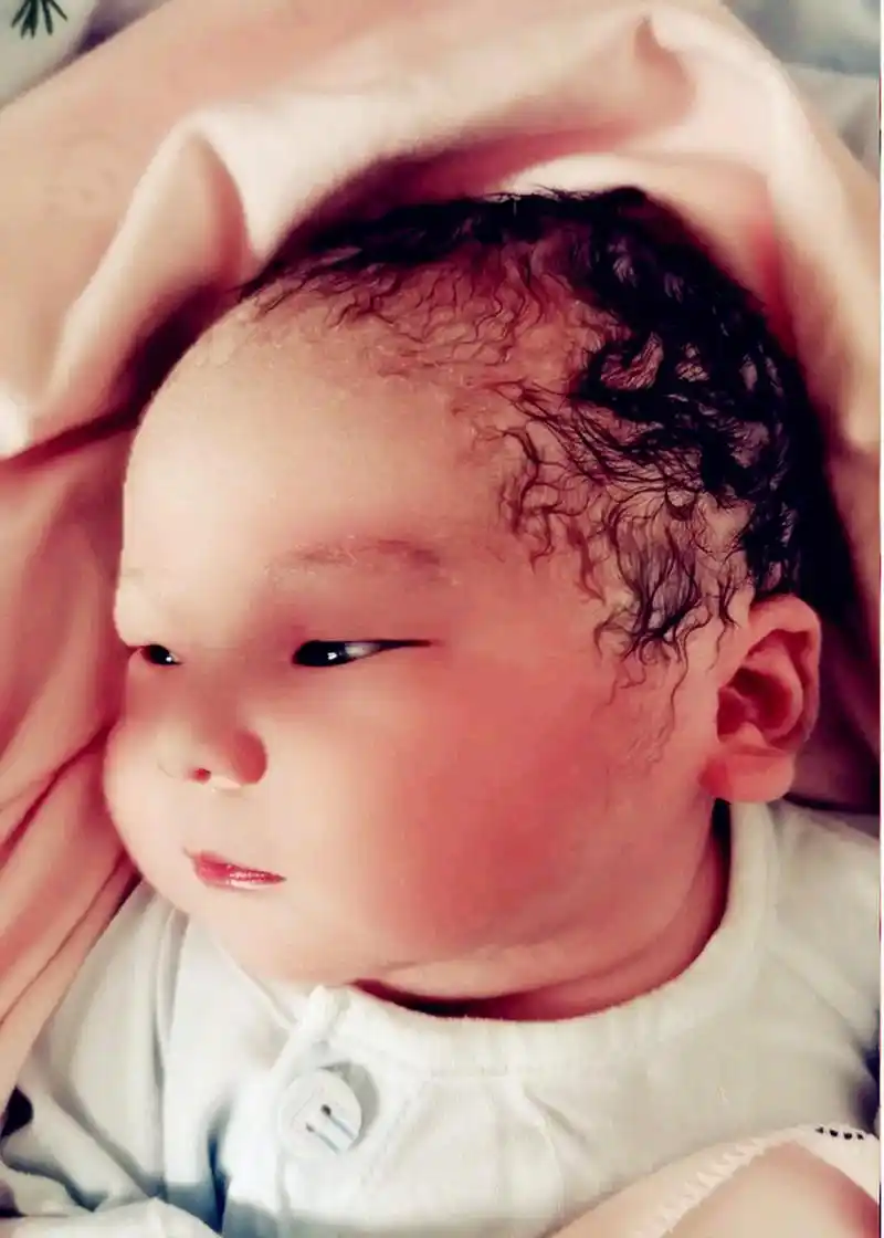自然卷,单眼皮,我见过的最可爱的足月宝宝.