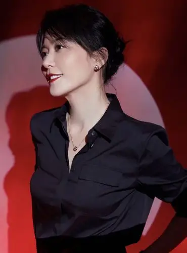 49岁俞飞鸿高调亮相,一袭长款风衣裙美得优雅,真正的高级有品位_黑色