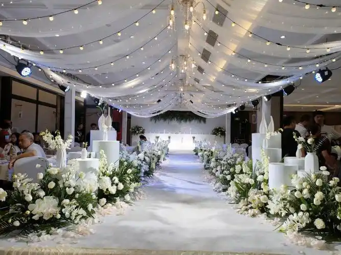 清新简约韩系白绿色婚礼现场布置