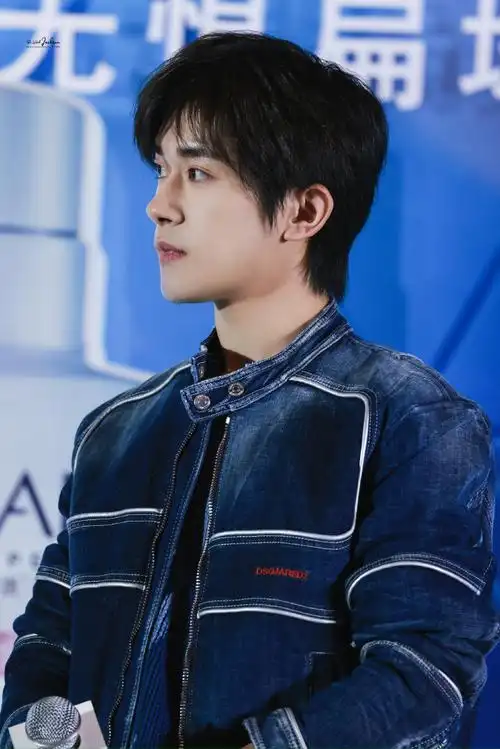 这么又厚又硬的牛仔服被穿这么好看,易烊千玺真是衣架子,这五官太好看