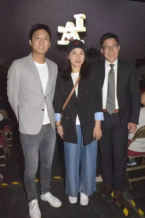 早前第三度荣升妈妈的郭晶晶生了小女儿后首次公开亮相,与老公霍启刚