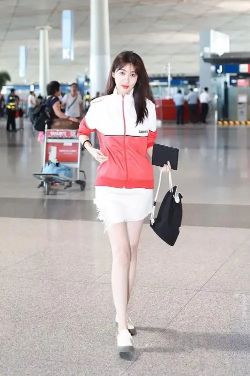 李菲儿穿"一抹红"变清爽运动girl 红唇娇艳美腿青春洋溢_网易订阅