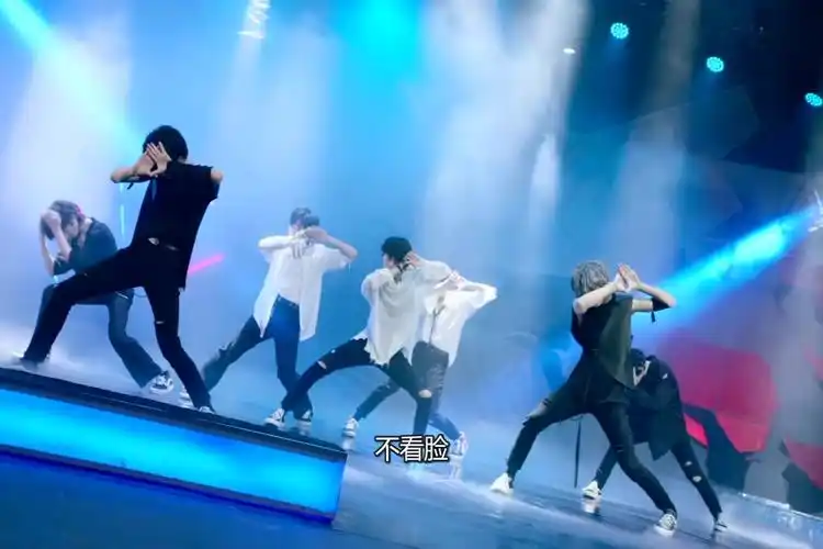 带2位路人看时代少年团破风cover全网首个不停暂停认人reaction