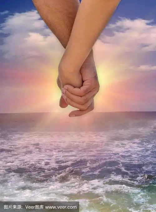 日落时分牵手的情侣