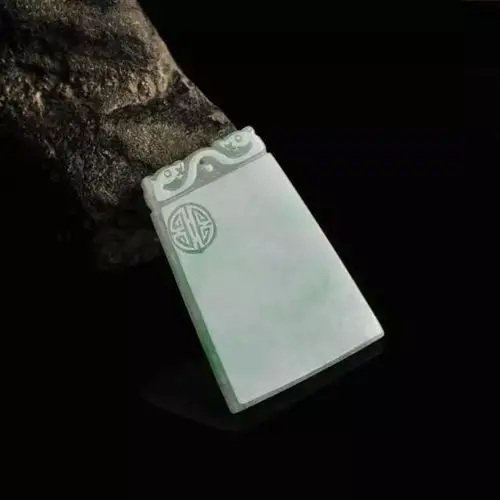 翡翠平安无事牌是什么?为什么那么受欢迎?