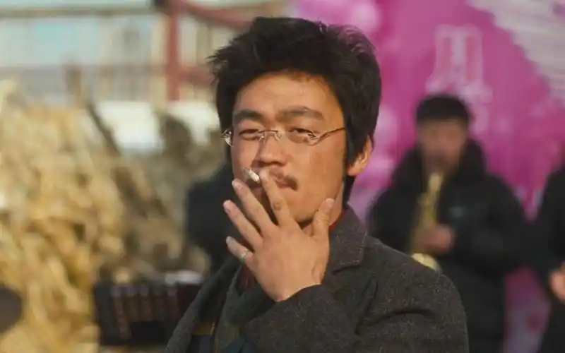 王宝强演树先生抽烟