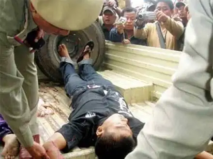 印度警察街头枪杀嫌犯照片曝光(2)