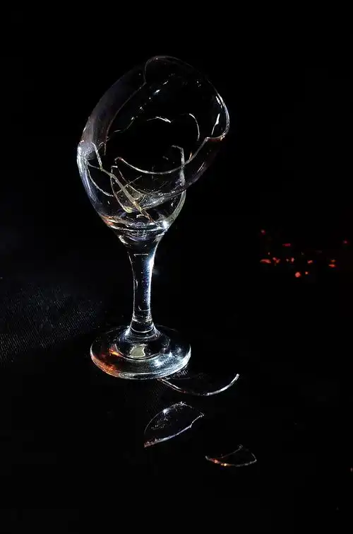 破碎的酒杯