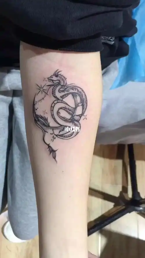 女生小臂小清新月亮龙纹身