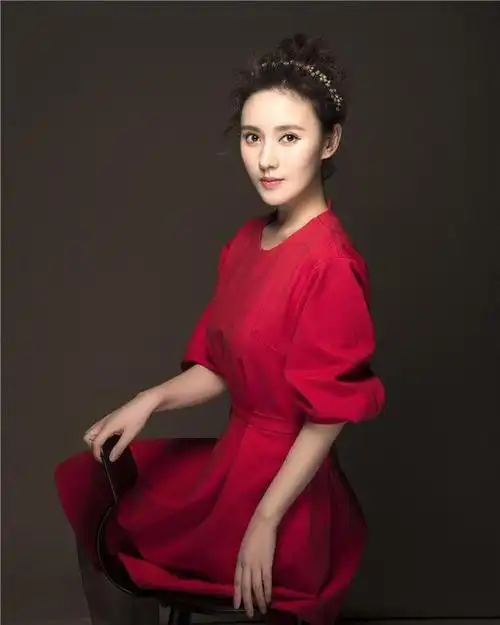 杨祖青最新写真曝光 红裙典雅宛若画中人