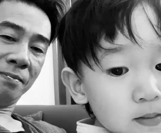 hoho长相逆袭,侧脸神似马嘉祺,遗传应采儿陈小春五官上的优点_hoho