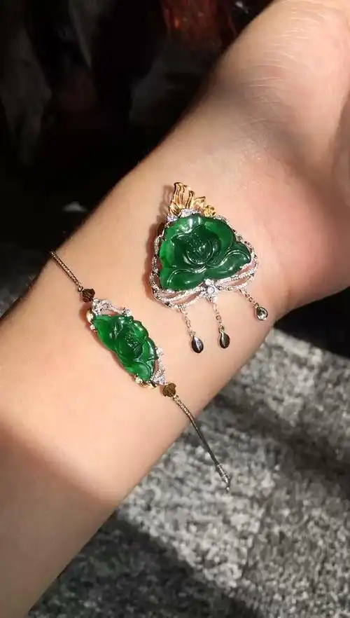 最近新货里面对这套莲花很痴迷,无论颜色雕工,还是镶嵌的款式,都让我