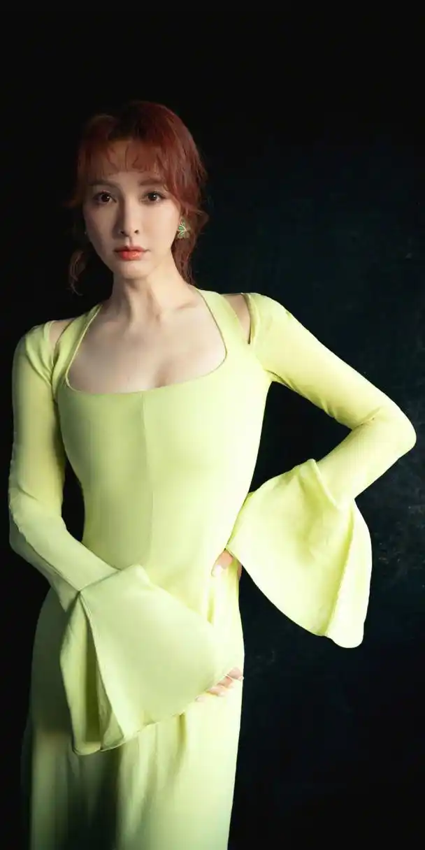 吴昕初春绿意盈盈写真大片