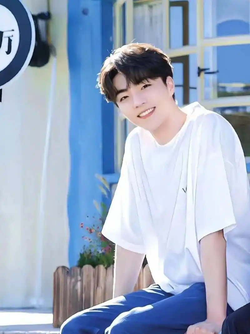 真的是一整个被帅到啊~  我第一次见到陈立农是在一个综艺节目上,他的