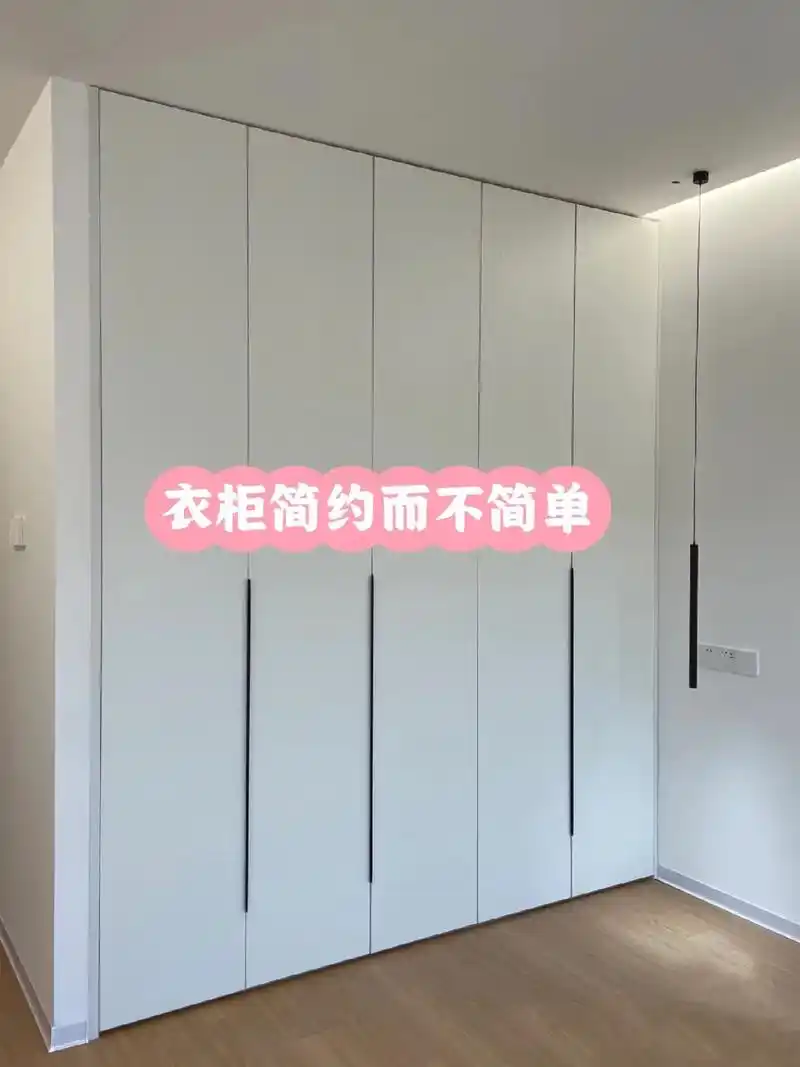 美观又实用的[主卧衣柜]简约而不简单.最近刚落地的主卧5门衣 - 抖音