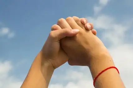 汉斯紧紧地抱在一起,向蓝天伸展照片