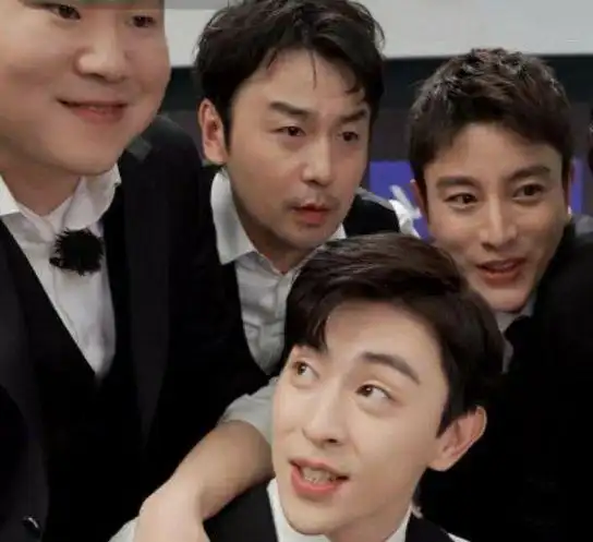 雷佳音晒和邓伦牵手照兄弟感情更需用心维护海内存知己