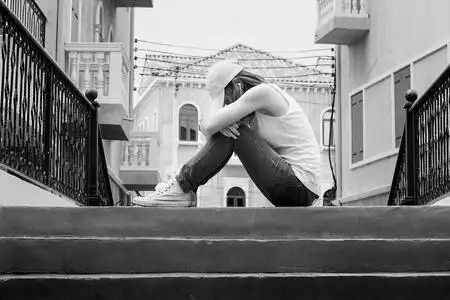 悲伤的女人抱着膝盖照片