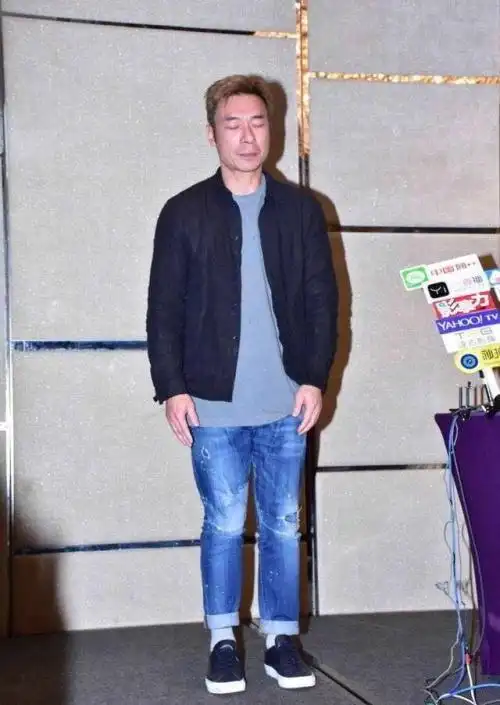 许志安被拍道歉会上身材矮小老态龙钟其妻却朝气蓬勃热爱生活