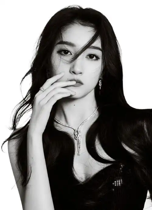 关晓彤黑色抹胸开衩长裙造型