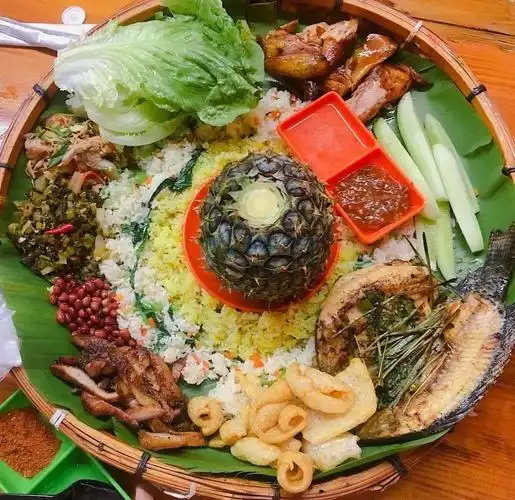 西双版纳特色美食:手抓饭