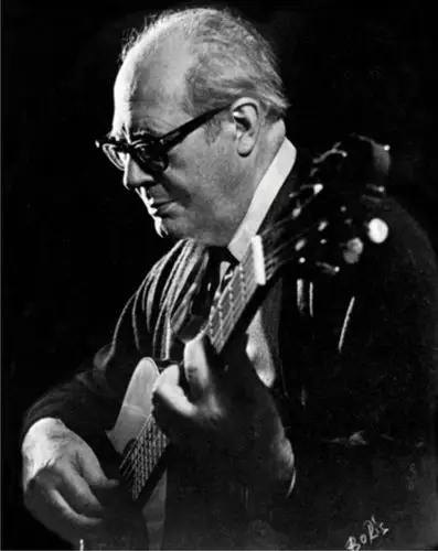 荣获葛莱美奖终身成就奖的西班牙古典吉他大师赛歌维雅.