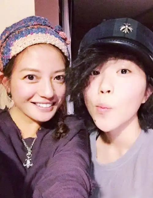 周迅窦靖童携手现身周迅优雅窦靖童活泼忘年交让人羡慕