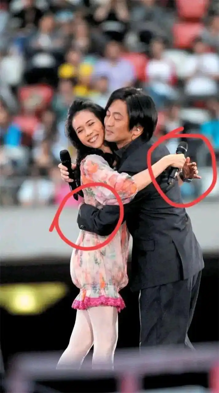 莫文蔚和张洪量拥抱,莫文蔚是笑的尴尬,搂的牵强,而张洪量是一脸猥琐