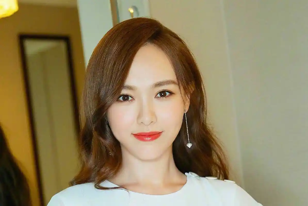 这些明星的笑容都很温暖,第一个没想到笑起来这么安静漂亮