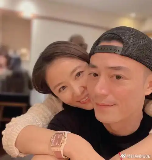 林心如晒与老公六连拍两人恩爱互动霍建华颜值回春少年感十足