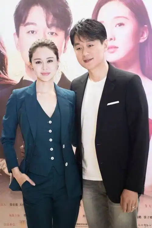 关悦与老公佟大为同框带火了一种新穿法外面正式里面微性感