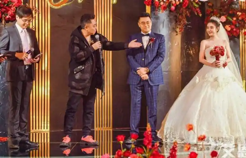 可如果说郭德纲是这场婚礼的证婚人,高峰,栾云平是主持人,于谦也发表