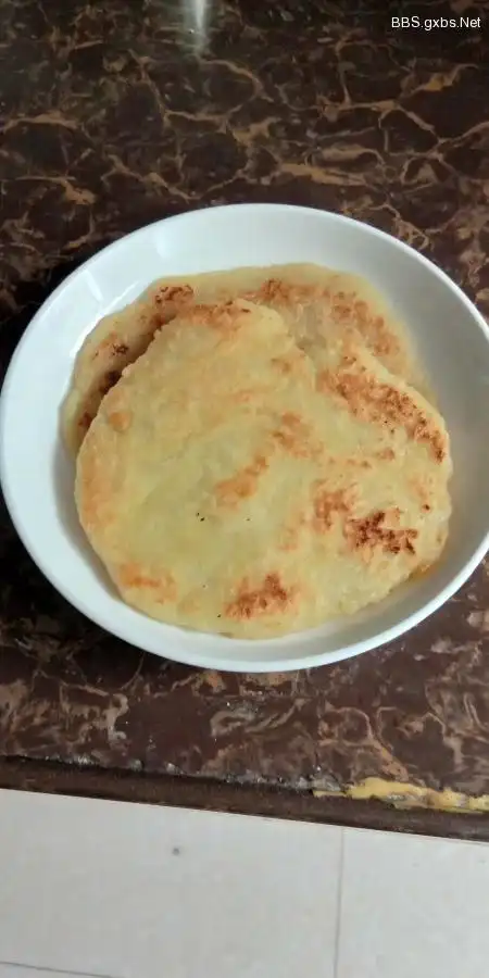 土豆刨丝面粉糯米粉各一半放点盐慢火煎饼,很好吃.