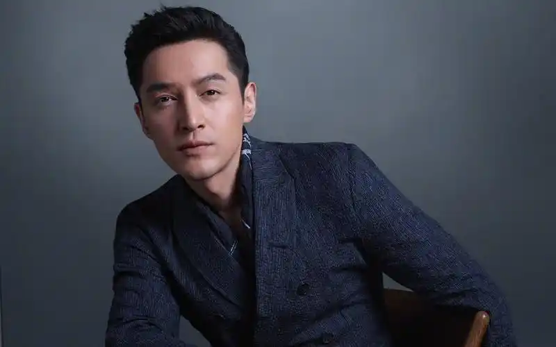 胡歌俊朗绅士范时尚写真高清壁纸