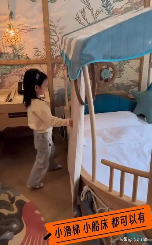 王阳一家度假3岁女儿戴2000元发箍长相标致从小在蜜罐里长大