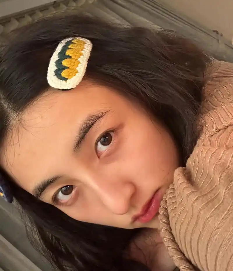 全民ai创作节#张子枫真的是越素越美,妹妹素颜小卷毛,松弛又自在,真