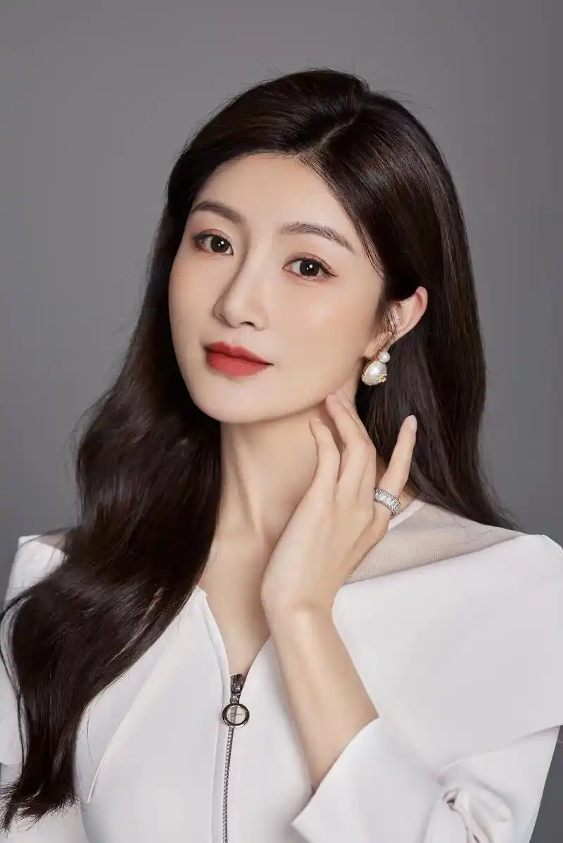 精致简洁的造型凸显气质与干练 尽显职场女 - 抖音