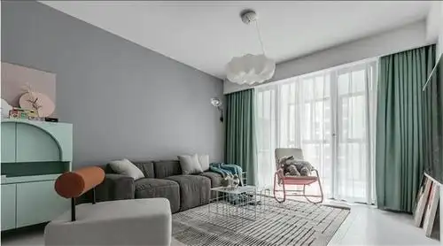 客厅用灰色的乳胶漆简单的做个背景