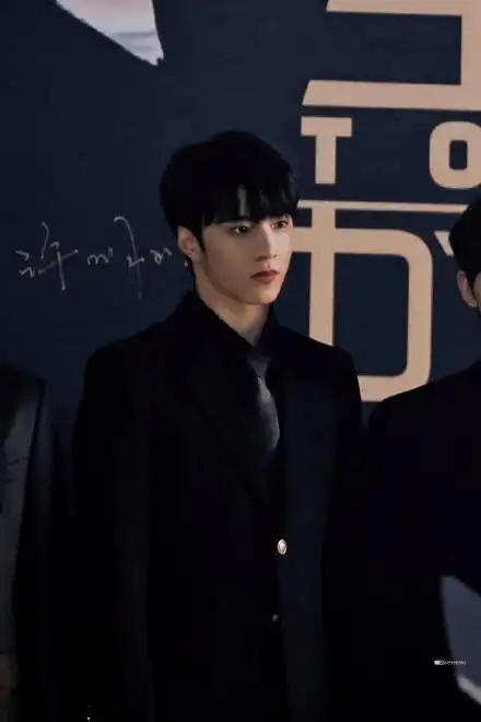 时代少年团全员黑西装亮相音乐盛典,少年初长成的模样!