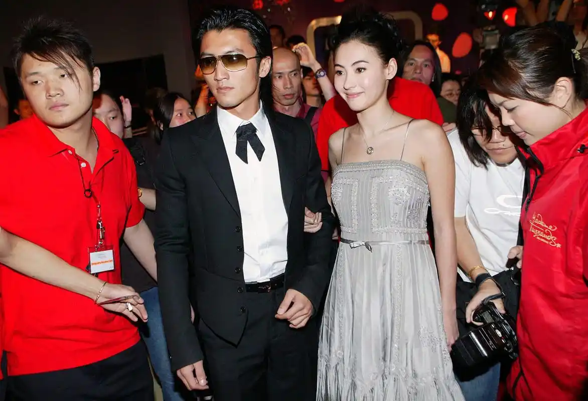 曾有主持人问谢霆锋:"你和张柏芝离婚是因为张柏芝在飞机合照的事件吗