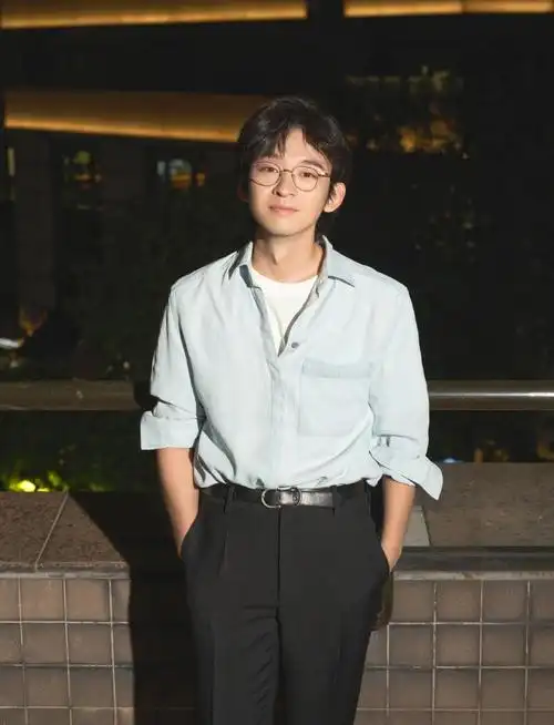 董子健超话街角光影交错,眼眸点缀星光.