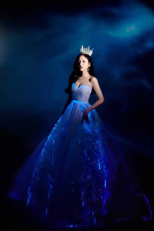 吴宣仪新歌将发布,花瓣装饰裙边配长摆纱,宛如精灵公主